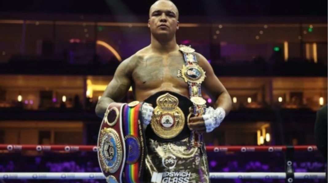 Олександр Усик святкує перемогу на чемпіонаті світу — захищає титул!
