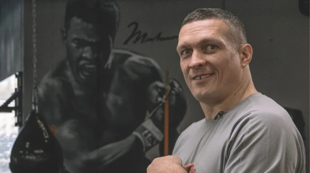 Усик відкриває для себе падел у Таїланді: український чемпіон демонструє свої навички на корті
