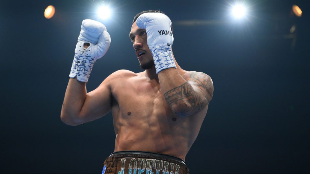 Опетая здобуває перший титул чемпіона в Zuffa Boxing Вайта
