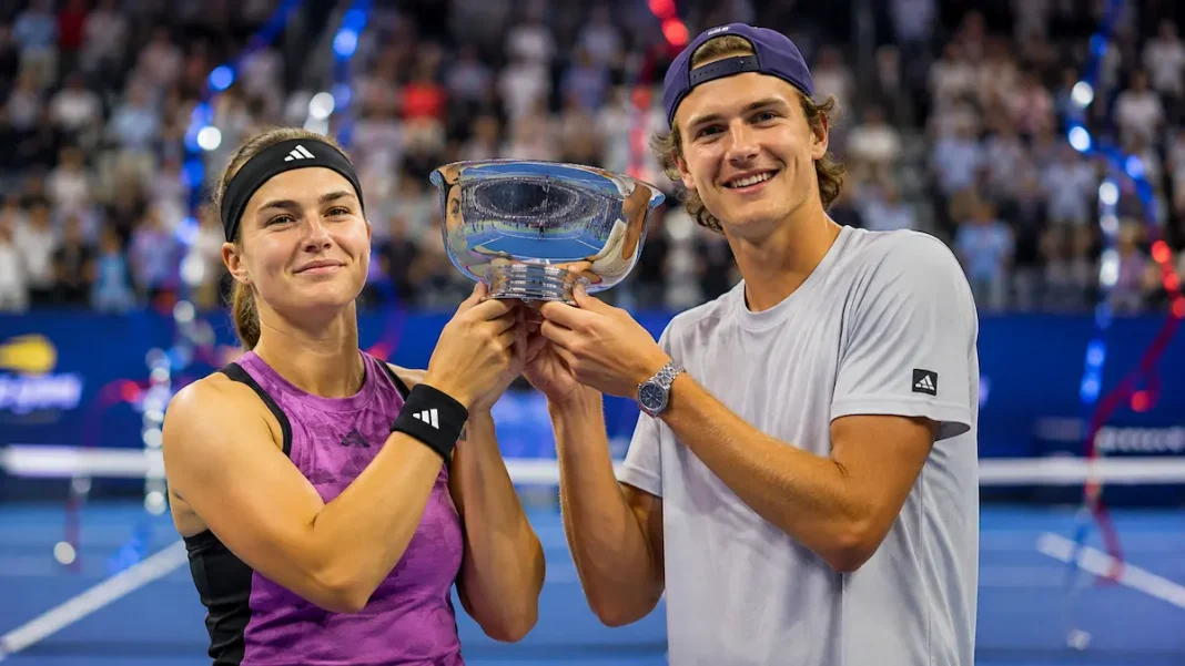 Кароліна Мухова та Якуб Меншик святкують перемогу у міксті на US Open із трофеєм
