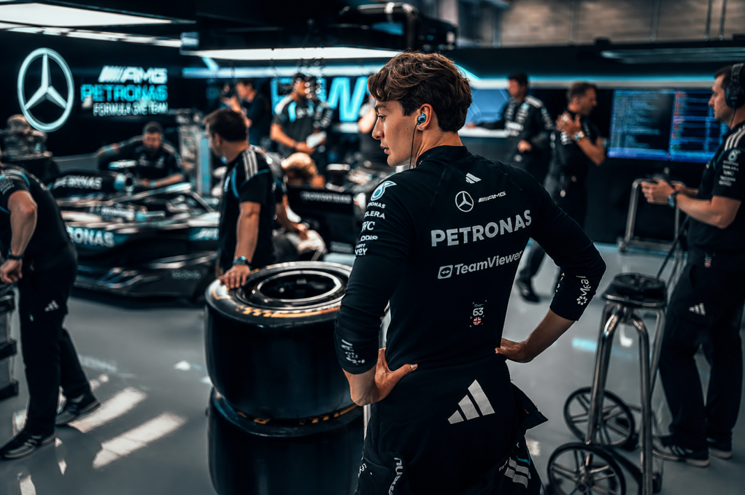 Джордж Рассел у боксах Mercedes перед гонкою Формули-1