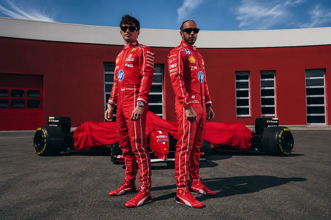 Шарль Леклер та Льюїс Гамільтон у формі Ferrari біля боліда Формули-1