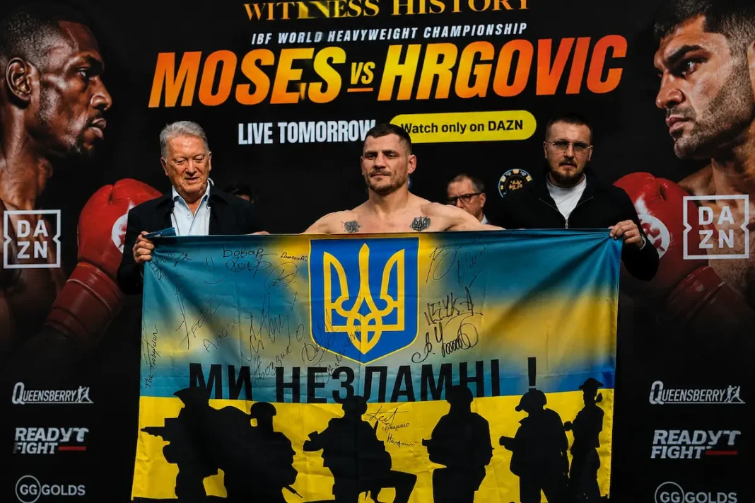 Денис Берінчик із прапором України перед боєм із Семом Ноуксом