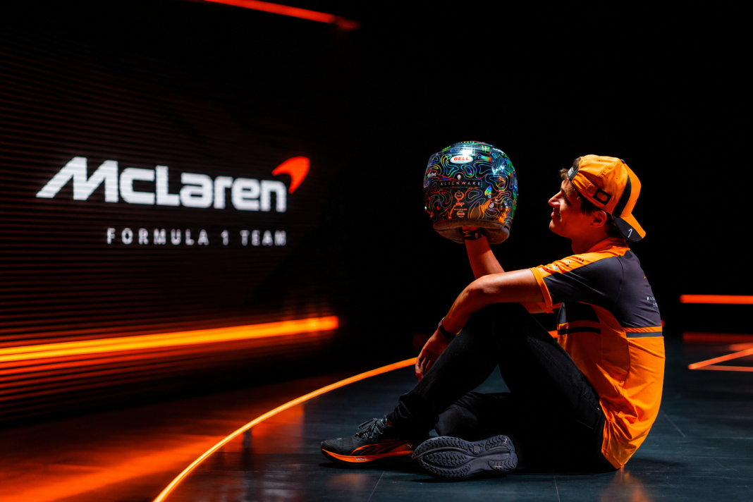 Ландо Норріс із шоломом McLaren у помаранчевій формі команди Формули-1