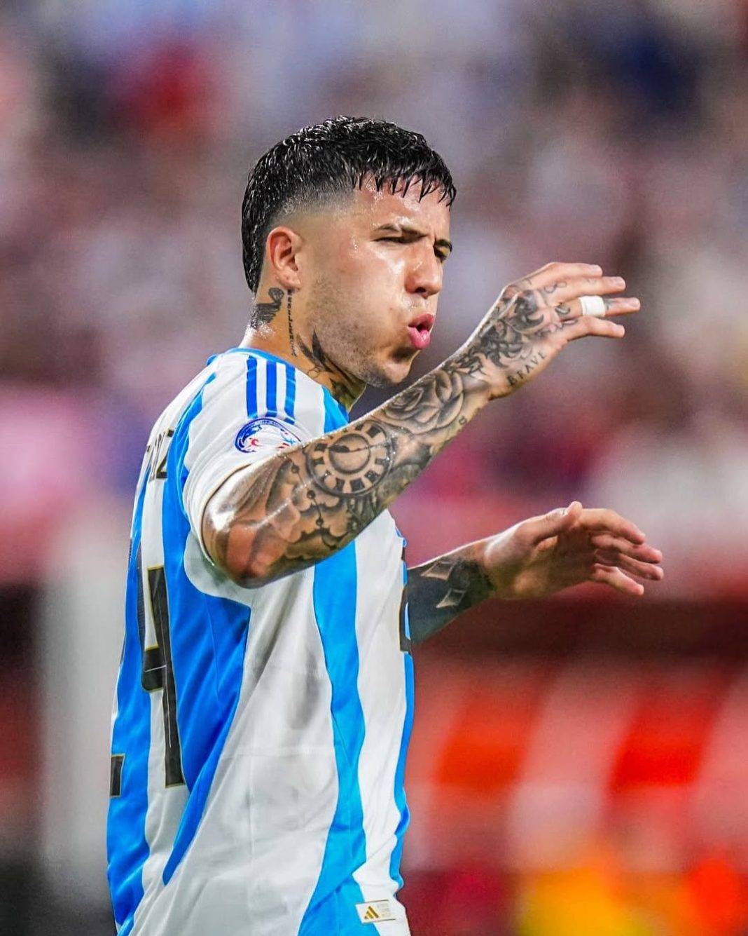 Енцо Фернандес під час футбольного матчу