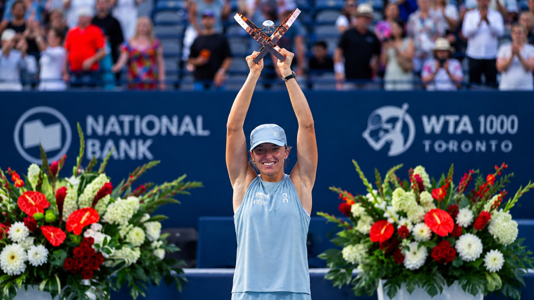 Іга Свьонтек святкує перемогу після фіналу WTA 1000 у Торонто