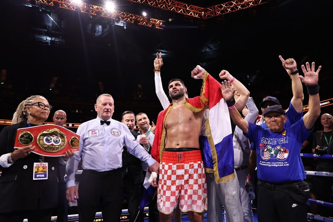 Філіп Хргович із чемпіонським поясом IBF святкує перемогу над Мозесом Ітаумою