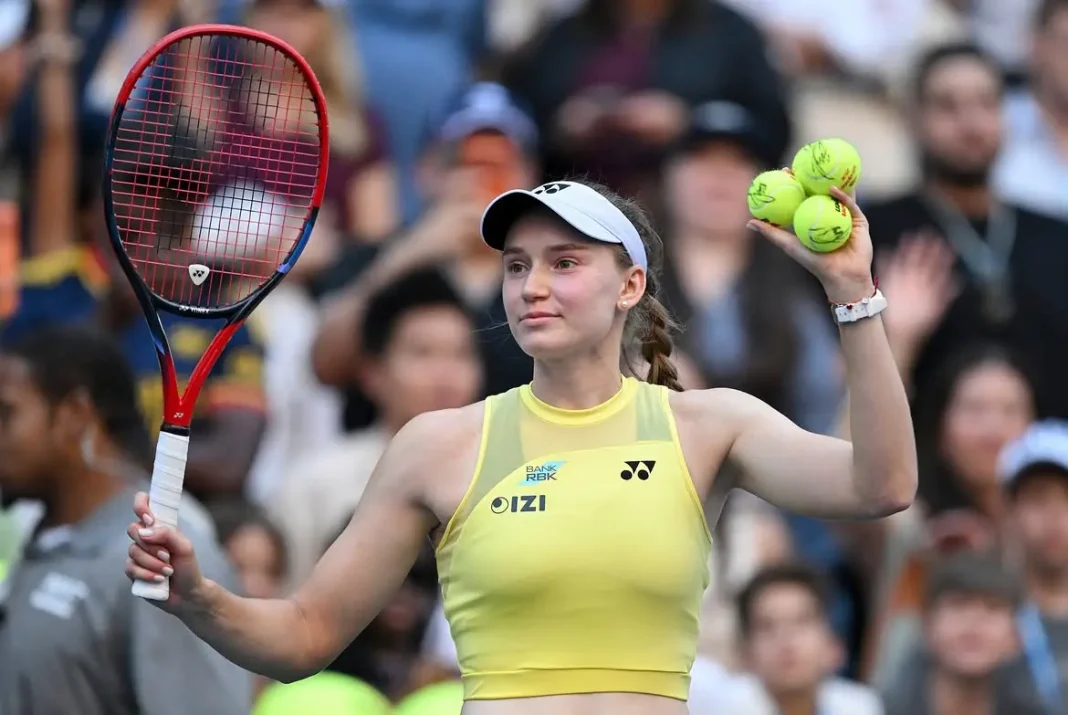 Єлена Рибакіна з ракеткою та тенісними м’ячами під час US Open-2026