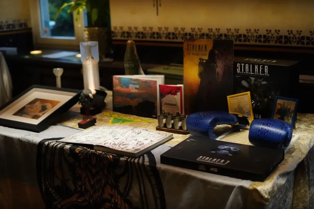 Лоти благодійного аукціону Games from Ukraine Reception, зокрема боксерські рукавички та атрибутика S.T.A.L.K.E.R. 2