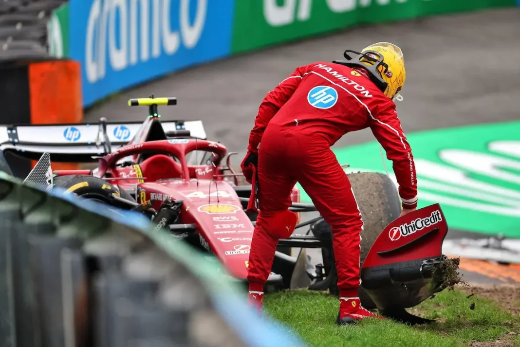 Льюїс Хемілтон біля пошкодженого боліда Ferrari після аварії